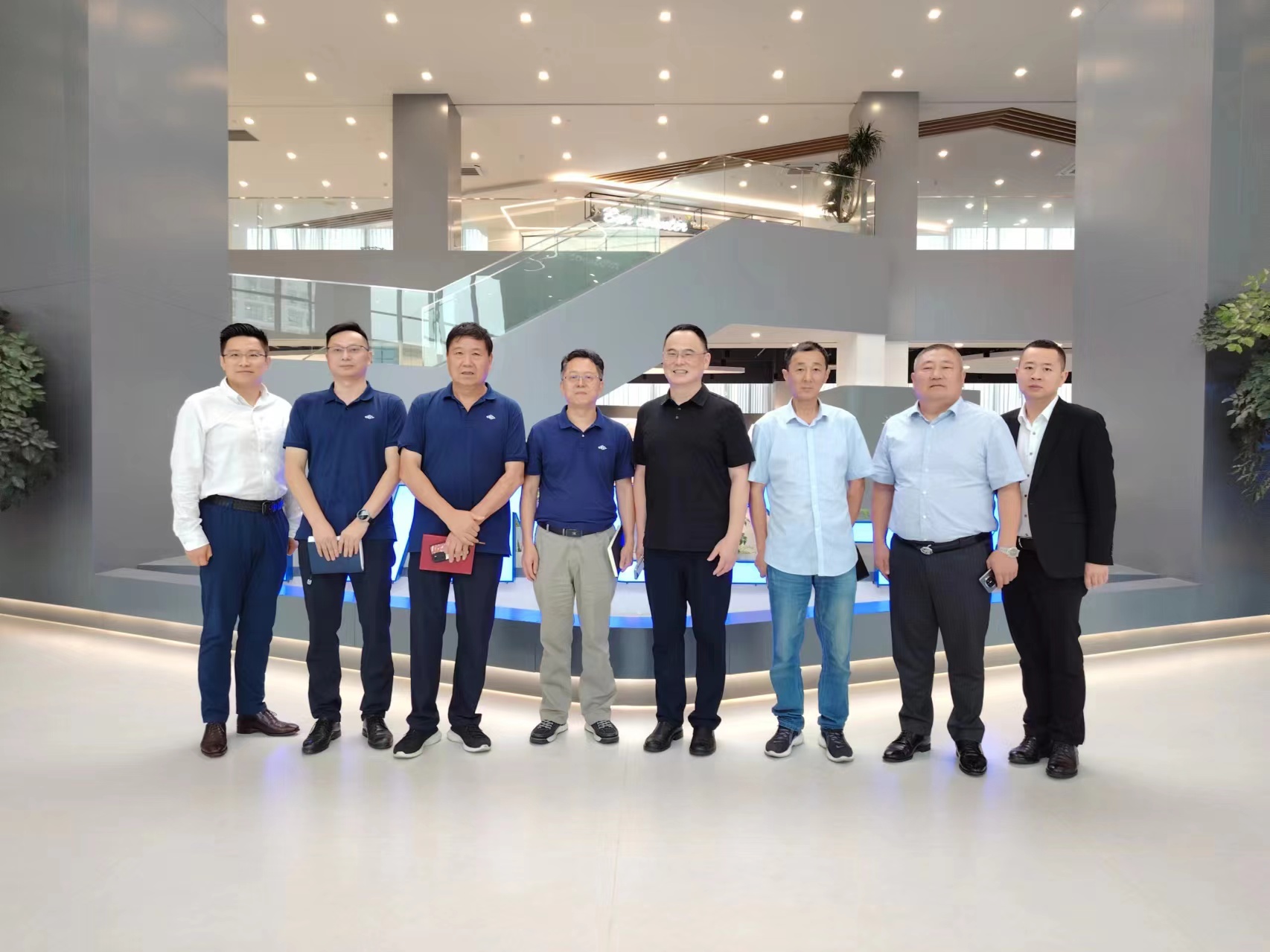 博采眾長 共謀合作新篇章——天津震翔董事長張震生先生、杭州熱聯(lián)集團(tuán)高級副總裁、中金協(xié)風(fēng)險管理專委會會長勞洪波先生受邀參觀杭叉集團(tuán)